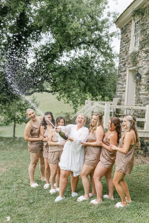 Bridal Party Champagne Pop, Of Picture Ideas, Drunk Wedding, Champagne Spray, Wedding Pajamas, Wedding Day Getting Ready, Bridal Party Poses, Bridesmaid Pictures, Party Poses