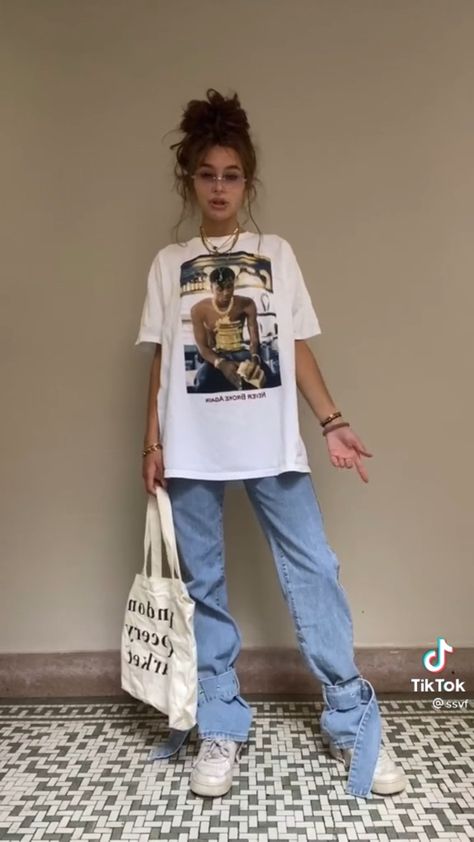 tote bag white shirt jeans outfit Baggy White T Shirt, White Shirt Jeans Outfit, Baggy T Shirt Outfit, Shirt Jeans Outfit, White T Shirt Outfit, Baggy T-shirt, T Shirt Outfit, Jeans Outfit, Tshirt Outfits