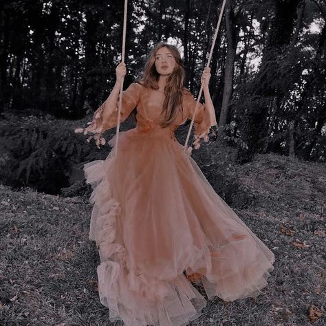 Ethereal Dresses, Era Victoria, Ethereal Dress, Royalty Aesthetic, Photographie Portrait Inspiration, Fantasy Dresses, Foto Poses, Fantasy Gowns, Princess Aesthetic