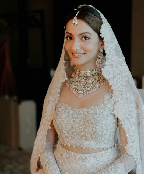 White Lehanga Design Bride, White Bride Indian Wedding, White Wedding Lehenga Pakistani Bridal, Jewellery For White Lehenga, White Lehenga Makeup Look, Engagement Outfit For Bride, White Indian Bride, White Lehenga Bridal, White Indian Wedding Dress