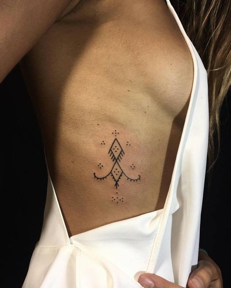 Simple one for Rhea, thank you! Tattoo Ribs, Small Tattoos For Women, Ornamental Tattoo, Rib Tattoo, Compass Tattoo, Tattoo Artist, Tattoos And Piercings, Small Tattoos, Geometric Tattoo