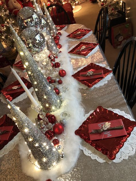 Red White Gold Christmas Table Setting, Red And Silver Christmas Table Setting, Elegant Christmas Dinner Table, Christmas Formal Dining Table Decor, Red And Silver Christmas Table Decor, Christmas Table Ideas Silver, Silver And Red Christmas Table, Disney Christmas Table, Silver Christmas Table Settings