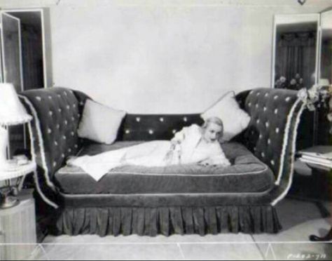 Carole's bed in Hollywood Boulevard home. Carole Lombard Style, Old Hollywood Home Decor, 1930s Hollywood, Carole Lombard Clark Gable, Bachelorette Pad, French Bed, Hollywood Homes, Carole Lombard, Hollywood Boulevard