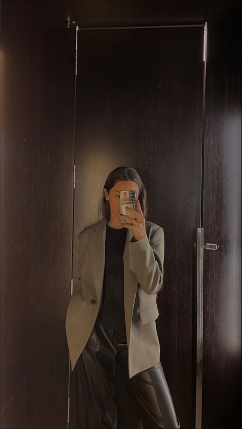 Green Zara Blazer Outfit, Olive Jacket Outfit Women, Zara Khaki Blazer, Khaki Green Blazer Outfit Women, Green Blazer Work Outfit, Green Blazer Aesthetic, Olive Green Leather Pants Outfit, Olive Green And Black Outfit, Blazer Verde Outfit