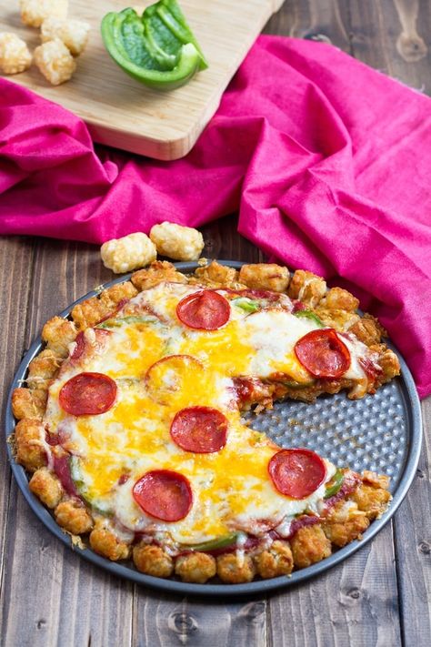 Tater Tot Pizza is a super fun twist on pizza that used tater tots in place of pizza dough. You've gotta try it.  #pizzarecipe via @thecookful Pizza Tots Recipe, Tater Tot Pizza Recipes, Pizza Tater Tots, Tator Tot Pizza Recipe, Tater Tot Pizza, Tot Recipes, Homemade Tater Tots, Monday Recipes, Tater Tot Recipes