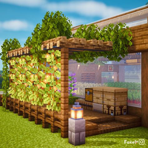 Minecraft Builds Greenhouse, Minecraft House With Greenhouse, Cute Minecraft Designs, Cute Stuff To Build In Minecraft, Minecraft Farm Building Ideas, Maison Minecraft Aesthetic, Cool Minecraft Building Ideas, Minecraft Building Ideas Garden, Mc Farm Ideas