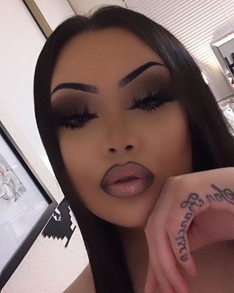 ONE & ONLY on Instagram: “S0LiD BiTCHES D0N’T CRUMBLE 🤎” Chicana Makeup, Chola Makeup, Makeup Is Life, Glam Makeup Look, Eye Makeup Designs, Dope Makeup, Edgy Makeup, Makeup Eye Looks, Creative Eye Makeup