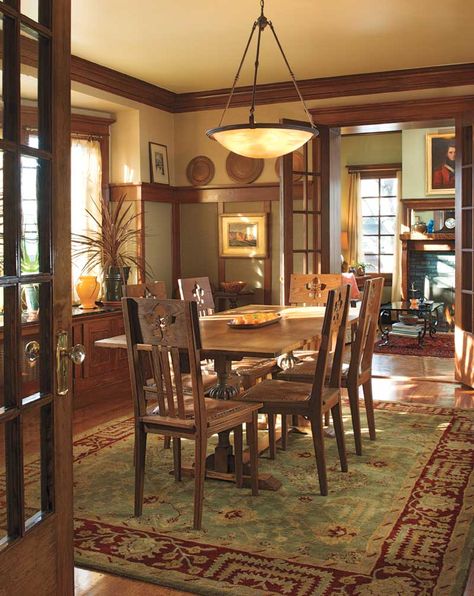 This room is decorated with period-appropriate nature tones in mossy green, olive and straw yellow. Photo: William Wright Craftsman Style Interiors, Craftsman Dining Room, Craftsman Interiors, Craftsman Houses, Bungalow Interiors, Arts And Crafts Bungalow, Arts And Crafts Interiors, Craftsman Decor, Craftsman Interior