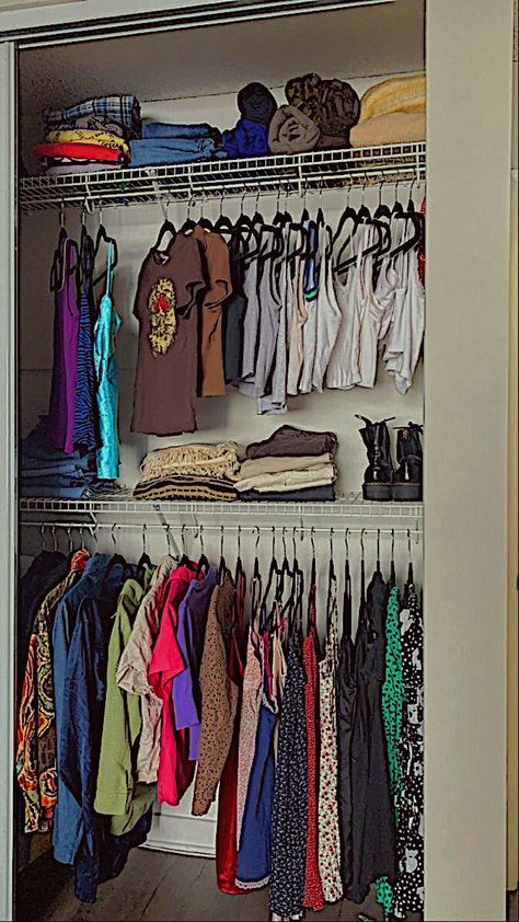 Closet Designs Small Aesthetic, Aesthetic Small Closet Ideas, Bedroom Wardrobe Aesthetic, Room Closet Aesthetic, Aesthetic Wardrobe Decor, Wardrobe Closet Aesthetic, Closet Aesthetic Organization, Closet Full Of Clothes Aesthetic, Aesthetic Wardrobe Organization