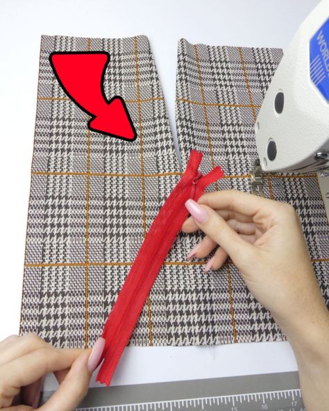 Helpful sewing tips on how to quickly and easily sew an invisible zipper. | Helpful sewing tips on how to quickly and easily sew an invisible zipper. | By MomCut - Deutschland Invisible Zipper Tutorial, Zipper Tutorial, Right And Wrong, Needle Art, Sewing Tips, Invisible Zipper, Sewing Hacks, Sewing, Zipper