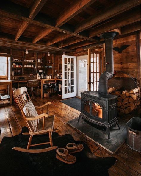 Cozy Log Cabin, Casa Country, Cabin Interiors, Cabin Living, Little Cabin, Log Cabin Homes, Cabin Style, Small Cabin, Cabins And Cottages