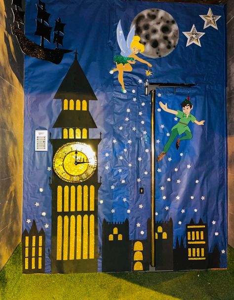 Decoración puerta Disney Hallway Decorations School, Cinderella Door Decoration, Tinkerbell Classroom Theme, Peter Pan Hallway Decorations, Peter Pan Door Decorations Classroom, Peter Pan Decorations Classroom, Peter Pan Bulletin Board, Disney Decorations Classroom, Fairytale Classroom Theme