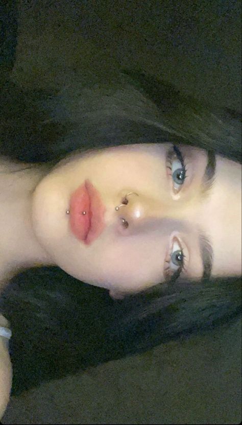 Lips Piercing, Lip Piercing Labret, Piercing Lip, Vertical Labret Piercing, Pretty Ear Piercings, Face Piercings, Cool Piercings, Swag Makeup, Labret Piercing