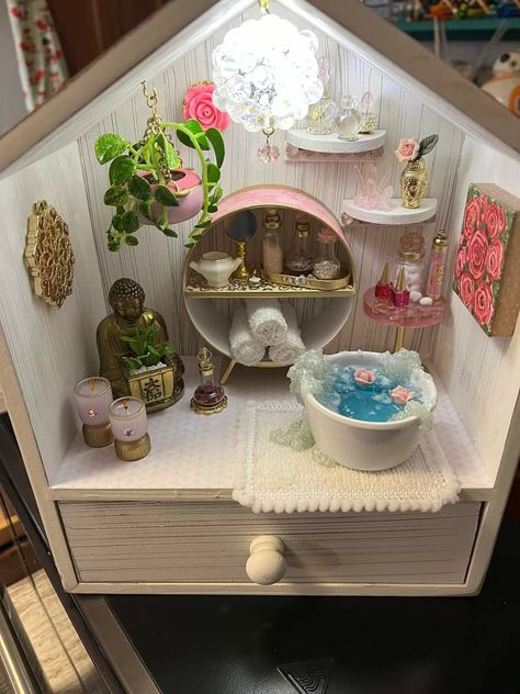 Mini Verse Display Ideas, Mini Brands Display Diy, Miniverse Remix Ideas, Mini Scenes, Mini Verse, Doll Suitcase, Room Box Miniatures, Diy Fish Tank, Bookshelf Art