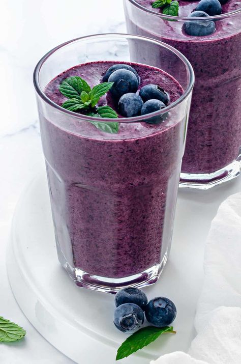 Cold, refreshing and sweet, my vegan Blueberry Smoothie is everything I want out of a blended breakfast. Best of all, it takes just a few minutes to throw together! Blueberry Smoothie Recipe Healthy, Almond Milk Smoothie Recipes, Smoothie Benefits, Smoothie Popsicles, Blueberry Smoothie Recipe, Blueberry Smoothie, Creamy Smoothies, Healthy Blueberry, Vegan Blueberry