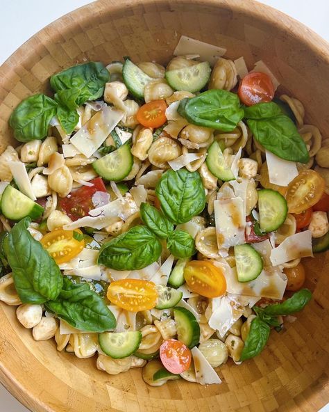 RECIPE: CAPRESE PASTA SALAD — THAT CHEESE PLATE Healthy Cold Pasta Salad, Caprese Pasta Salad Recipes, Pasta Salad With Spinach, Summer Pasta Salad Recipes, Tomato Pasta Salad, Caprese Recipes, Caprese Pasta Salad, Ground Beef Recipes Healthy, Healthy Ground Beef