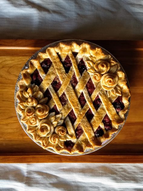 Rhubarb and blueberry pie. I think this is my classic decoration now. Lattice and roses. Cool Pie Designs, Thanksgiving Pie Lattice, Cherry Pie Designs, Pie Crust Designs Christmas, Pie Topping Designs, Easy Pie Designs, Pie Designs Crusts, Pie Lattice Designs, Pie Crust Designs Easy