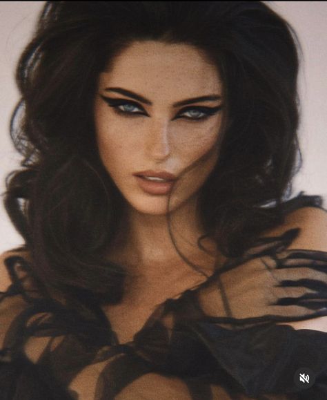 Cat Eye Makeup, Vintage Photoshoot, Photographie Portrait Inspiration, Glam Photoshoot, Mob Wife, Dark Feminine Aesthetic, Beauty Shoot, Photoshoot Concept, Black Gloves