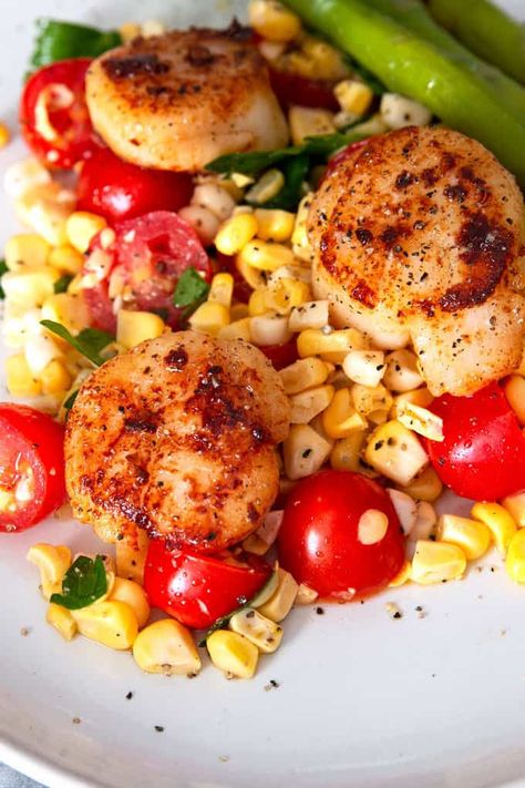 Scallops With Corn, Garlic Scallops, French Delicacies, Summer Seafood Recipes, Corn Relish, Italian Wines, Tomato Relish, 3 Fish, Scallop Recipes