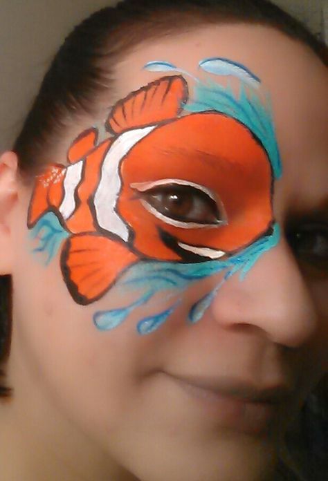 One eye Nemo Finding Nemo Face Paint, Nemo Face Paint, Fish Face Painting, Nemo Makeup, Disney Face Painting, Face Paint Party, Superhero Face Painting, Face Painting Tips, Nemo Party