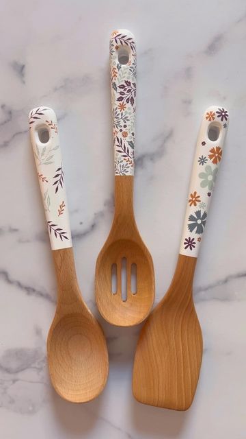 Archer And Olive on Instagram: "Want to really make someone’s day with a homemade gift? We LOVE how @beee_kuhl used the new Spring Acrylographs to decorate these wooden spoons. What are some other things you would love to personalize with the Acrylographs? By @beee_kuhl . [Video description: decorating the handles of wooden spoons with the acrylographs in the spring collection]. . . #stationery #stationeryfinds #bujocommunity #stationerylove #bulletjournalcommunity #springcollection #springcolo Decorating Wooden Spoons, Wooden Spoons Crafts, Wooden Spoon Painting, Wooden Spoon Art, Diy Kitchen Utensils, Painted Wooden Spoons, Archer And Olive, Wooden Spoon Crafts, Painted Spoons