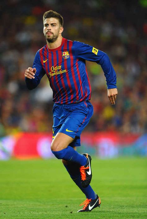 They also have the beautiful Spanish god that is Gerard Pique. | 49 Reasons The Spanish World Cup Team Is Definitively The Hottest World Cup Team Shakira Family, Pique Barcelona, Soccer Men, Soccer Pro, Gerard Pique, Man U, Football Fever, World Cup Teams, Messi Neymar