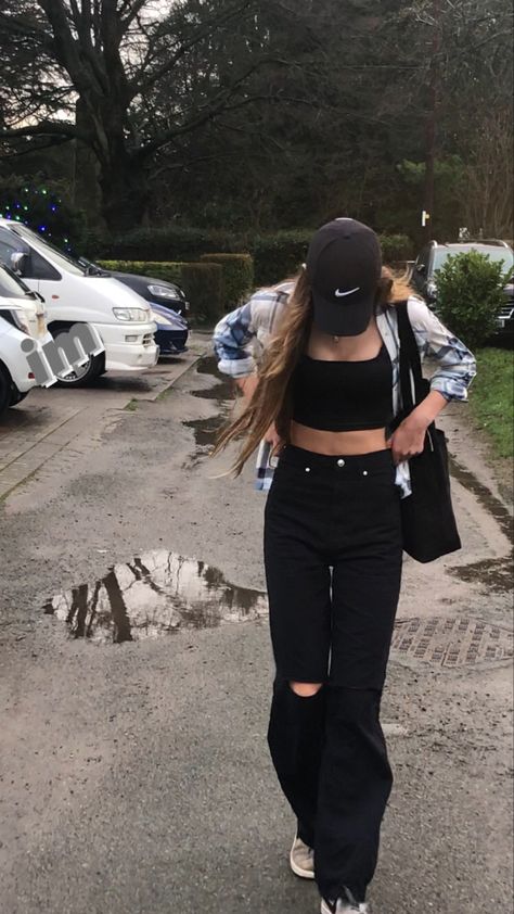 Nike Baseball Cap Outfit, Outfits With Black Baseball Caps, Ny Cap Outfit Aesthetic, Nike Cap Outfit, Sporty Black Hat For College, Sporty Cap For Streetwear, Backwards Hat Outfit, Outfits With Baseball Cap, Black Streetwear Baseball Cap