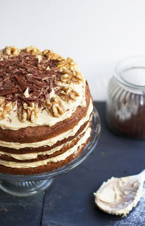 Nigella Lawson's Coffee Walnut Cake Coffee Walnut Cake, Coffee And Walnut Cake, Coffee Diy, Coffee Ideas, Uk Lifestyle, Men Coffee, Walnut Cake, Nigella Lawson, Starbucks Coffee