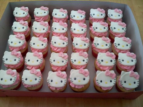 Hello Kitty Cupcakes Ideas, Bolo Da Hello Kitty, Hello Kitty Birthday Theme, Kitty Cupcakes, Hello Kitty Theme Party, Hello Kitty Birthday Cake, Girly Birthday Party, Cat Cupcakes, Hello Kitty Videos