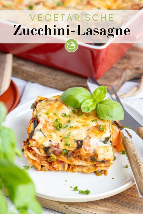 Du möchtest eine leckere Lasagne ohne Fleisch genießen? Auf eat.de findest du unser Rezept für vegetarische Zucchini-Lasagne, die natürlich auch mit einer cremigen Béchamelsoße zubereitet wird! Zucchini Lasagne, Zucchini Lasagna, Kitchen Stories, Lasagna, Zucchini, Clean Eating, Milan, Quick Saves, Lasagne