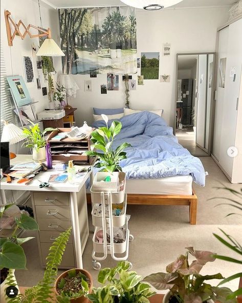 bedroom decor aesthetic plants books boho college green brown Bed In Wall, Japanese Room Decor, Dorm Apartment, Dekorasi Kamar Tidur, Pinterest Room Decor, Room Deco, Cozy Room Decor, Pretty Room, Dream Room Inspiration