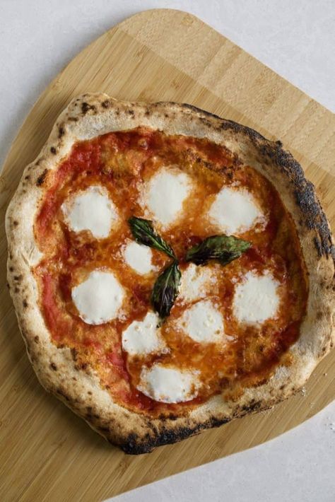 Type Of Pizza, Neapolitan Pizza Dough Recipe, Neapolitan Pizza Dough, Nachos Recipes, Italian Pizza Dough Recipe, Italian Flag Colors, Neapolitan Pizza, Easy Tomato Sauce, Types Of Pizza