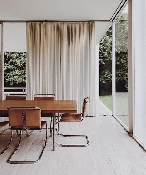 Farnsworth House - Mies van der Rohe 🕊 Ripple Fold Drapes, Farnsworth House, Dining Table And Chairs, Interior Design Rustic, Van Der Rohe, Mies Van Der Rohe, Design Del Prodotto, Dining Room Inspiration, Room Table