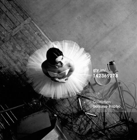 News Photo: French ballet dancer Catherine Verneuil in her tutu… Robert Doisneau, Henri Cartier Bresson, Streets Of Paris, French Photographers, Magnum Photos, Jolie Photo, Dance Photography, Black White Photos, Bw Photo