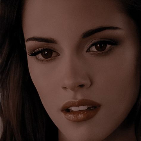 Bella Cullen Makeup, Bella Swan Makeup, Bella Swan Hair, Bella Swan Vampire, Twilight Makeup, Vampire Makeup Ideas, Twilight Icons, Vampire Makeup Looks, Vampire Eyes