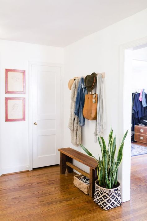 13 narrow mudroom bench - Shelterness Narrow Bench, Decoration Hall, Apartment Entryway, Entryway Benches, Mudroom Entryway, Small Entryways, Foyer Decor, Foyer Decorating, Bench Decor