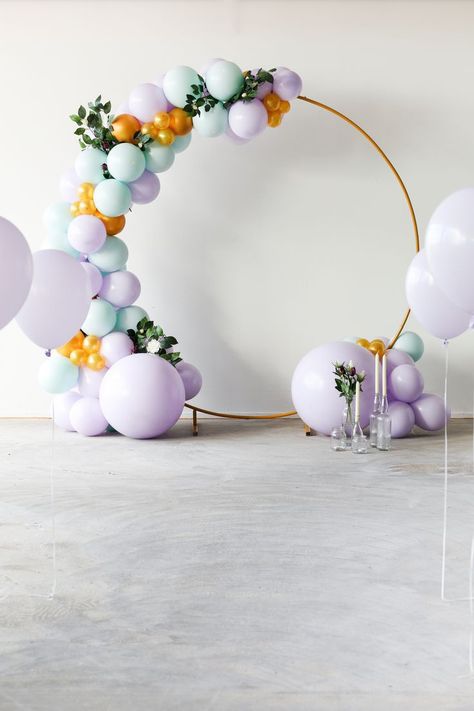 Simple Flower Decor, Balloon Simple Decorations, Balloon Arch With Flowers, Simple Balloon Arch, Wedding Balloon Decor, Wedding Balloon Arch, Round Balloon Arch, Balloon Design For Birthday, Balloon Ring