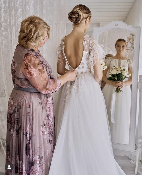 Mom And Daughter Getting Ready Wedding, Mother And Bride Photo Ideas, Mother Of The Bride And Bride Photos, Bride With Mother, Bride And Daughter, Mom And Bride, Mother Daughter Wedding Photos, Mother Daughter Wedding, Wedding Photo List