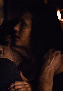 Damon And Elena Kiss, Romantic Kiss Gif, Elena Damon, Video Romance, Ian Somerhalder Vampire Diaries, Damon Salvatore Vampire Diaries, Vampire Diaries Seasons, Vampire Diaries Damon, Love Scenes