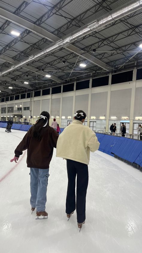 Ice Skating Inspo Pics, Skating Date Outfit, Ice Skating Outfit Casual Indoor, Iceskating Friends Outfits, Ice Skating Fits With Friends, Ice Skating Photo Ideas With Friends, Pair Figure Skating Aesthetic, Ice Skating Aesthetic Outfit, Ice Skating With Friends