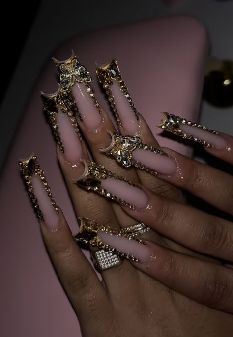 Gold Junk Nails, Stiletto Gold Nails, Black And Gold Birthday Nails, Long Gold Nails, Prom Nails Gold, Gold Bling Acrylic Nails, Black And Gold Acrylic Nails, Gold Bling Nails, Gold Birthday Nails