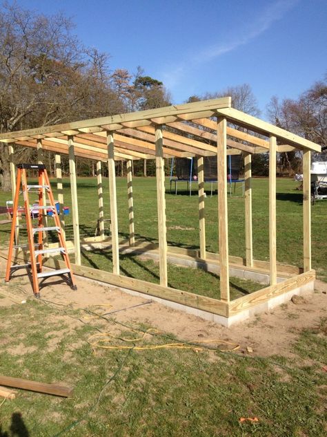 Building A Chicken Run, Chicken Coop Plans Free, Walk In Chicken Coop, Easy Chicken Coop, Chicken Shed, Chicken Coop Garden, Shed Building, Backyard Chicken Coop Plans, Diy Chicken Coop Plans