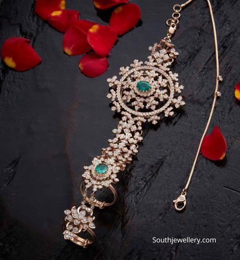 Closed setting diamond haath phool Haath Phool Jewellery Gold, Diamond Hathphool, Haath Phool Jewellery, Kajol Saree, Haath Phool, Diamond Jewlery, 22 Carat Gold Jewellery, Beautiful Jewelry Diamonds, Diamond Pendant Jewelry