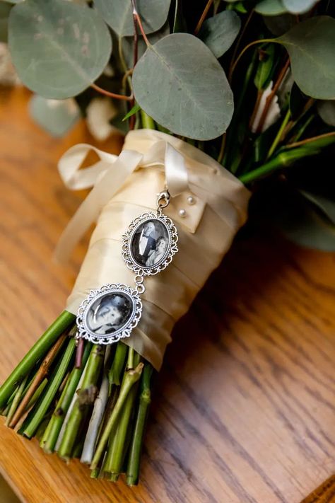 Gold Wedding Bouquets, Spring Wedding Outfit, Wedding Bouquet Photo Charm, Lace Bouquet, Bridal Bouquet Charms, Simple Beach Wedding, Wedding Bouquet Charms, Bouquet Photo, Wedding Charm