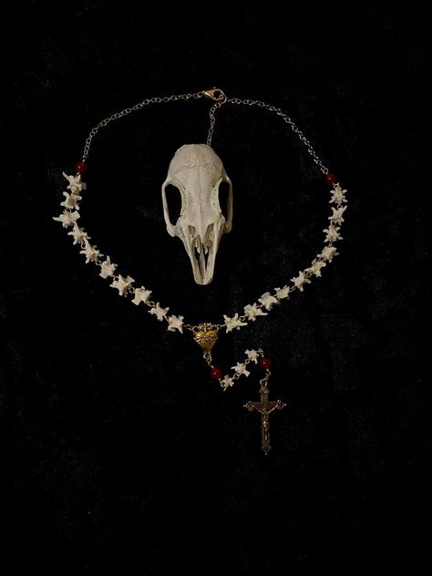 Catholic Fashion, Snake Vertebrae, Taxidermy Jewelry, Aesthetic Fairycore, Spooky Spooky, Vampire Aesthetic, Jewelry Goth, Vulture Culture, Witch Fashion