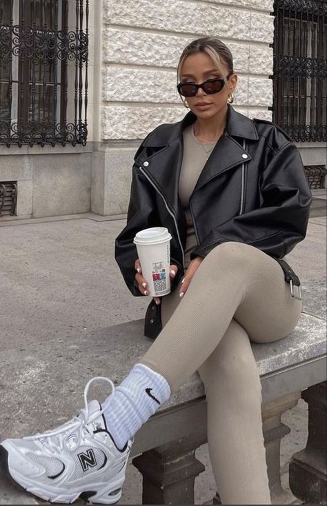 Sporty Chic Outfits, Modele Fitness, Look Legging, New Balance Outfit, Leggings Outfits, Winter Fashion Outfits Casual, Pastel Outfit, Cold Outfits, Looks Street Style