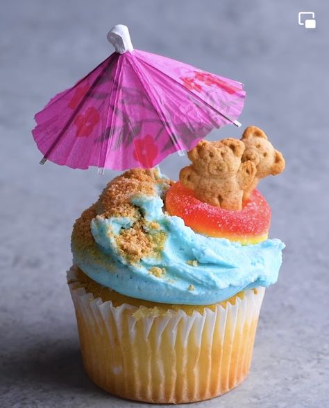 Cool Cupcakes Designs, Cupcake Hacks, Milkshake Cupcakes, Beach Cupcakes, Succulent Cupcakes, Theme Cupcakes, Decorate Cupcakes, Decorating Food, Summer Cupcakes