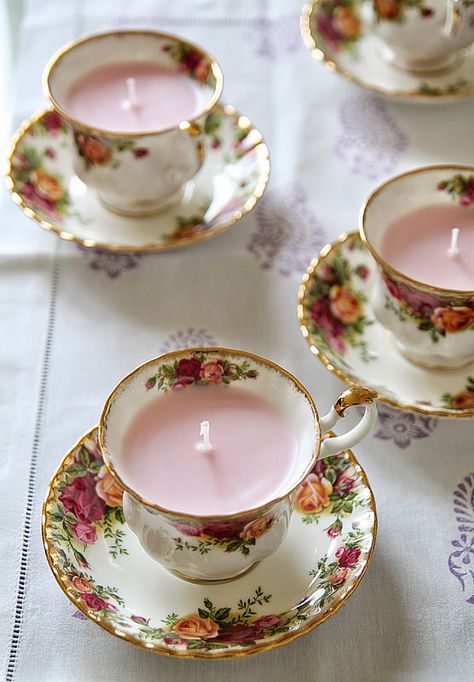 These pretty little teacups. | 28 Adorable Candle Crafts That Will Help You Brave The Cold Diy Gifts For Christmas, Koti Diy, Diy Gifts To Make, Soya Mumu, Teacups And Saucers, Diy Gifts For Mom, Teacup Candles, Tea Cups And Saucers, Candle Craft