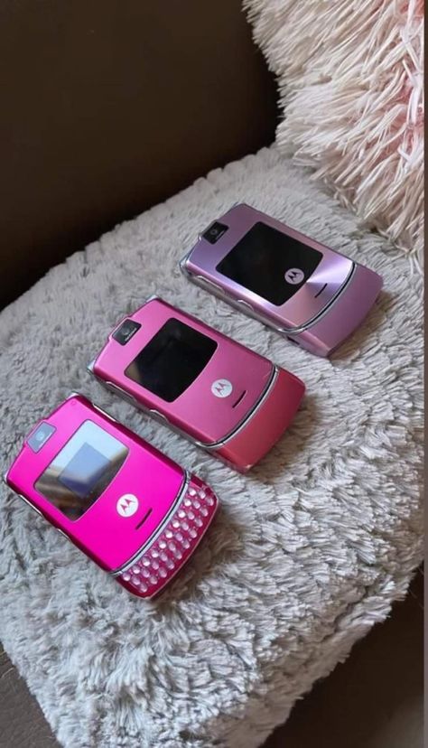 Motorola Flip Phone Aesthetic, 2000s Phone Aesthetic, Flip Phone 2000s, Razr Flip Phone, Motorola Flip Phone, Motorola Razr V3, Motorola Flip, 2000s Phone, Flip Phone Aesthetic