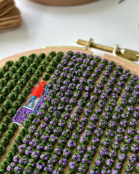 Details ✨ If you missed it yesterday, there’s 460 tapestry wool knots, 350 of which are covered in lavender flowers. There’s approximately 1100 tiny lavender french knots in this piece. This embroidered farmland took me over 13 hours to complete, and it might be my favourite piece to date. I’m hoping once I list it that it will find a home that loves it as much as I do🪻 . . . @dmc_embroidery @dmc_crafts @dmc_france #embroidery #embroidered #needlework #handembroidery #fiberart #fibreart #te... Dmc Patterns Embroidery, Embroidery Over Crochet, Cute Things To Embroider, Wool Embroidery On Knitting, Messy Embroidery, Embroidery Architecture, Tiny Embroidery Ideas, Crafts For Adults Easy, Unique Embroidery Ideas